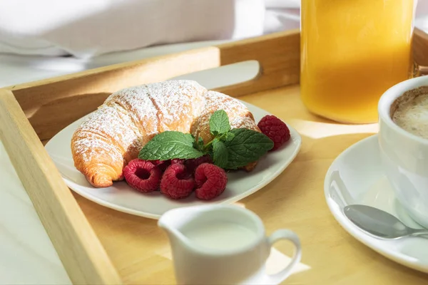 Koffie Sinaasappelsap Een Croissant Een Houten Steel Romantisch Ontbijt Bed — Stockfoto
