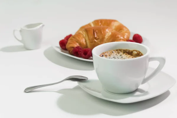 Čerstvá Káva Bílém Šálku Koncepce Snídaně Snídaně Stůl Kávou Croissanty — Stock fotografie