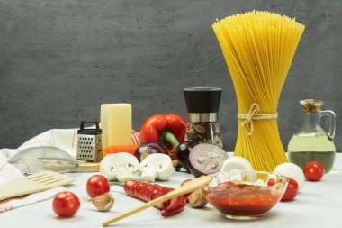 Makarna pişirmek için taze sebze ve baharat. İtalyan mutfağı konsepti, çiğ makarna ve malzemeler. Sağlıklı vejetaryen diyeti, kopyalama alanı olan arka plan