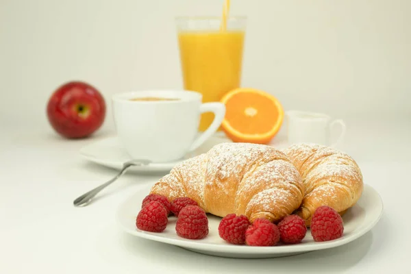 Croissanter Och Färska Hallon Färska Och Läckra Croissanter Frukost Hotellet — Stockfoto