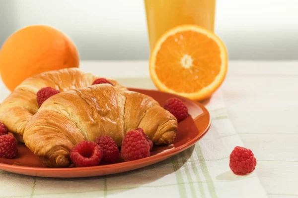 Desayuno Con Una Taza Café Cruasanes Frescos Bayas Maduras Sobre — Foto de Stock