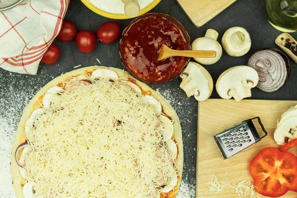 Zutaten Auf Dem Tisch Für Die Herstellung Von Pizza Pizzakochen — Stockfoto