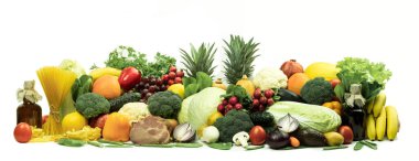 Beyaz arka planda taze sebzeler ve meyveler. Beyaz arka planda geniş panoramik olgun, sulu meyve ve sebzeler.