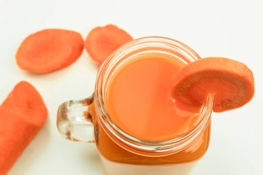 Beyaz arka planda taze sebze ve meyve suyu. Beyaz arka planda, uzun bardakta havuç suyu. Kopyalama alanı olan arkaplan