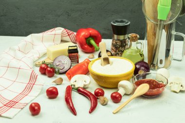 Makarna pişirmek için taze sebze ve baharat. İtalyan mutfağı konsepti, çiğ makarna ve malzemeler. Sağlıklı vejetaryen diyeti, kopyalama alanı olan arka plan