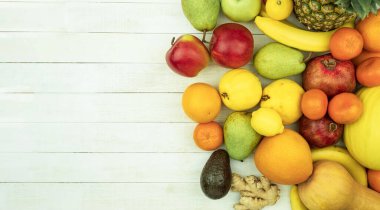 Taze meyve ve sebze seti, üst manzara. Beyaz ahşap arka planda çeşitli taze meyve ve sebzeler. Boşluğu kopyala, üst görünüm