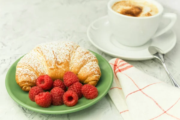 Croissanter Och Färska Hallon Färska Och Läckra Croissanter Frukost Hotellet — Stockfoto