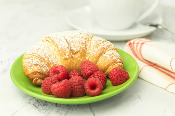 Croissants Verse Frambozen Verse Heerlijke Croissants Ontbijt Het Hotel Koffie — Stockfoto