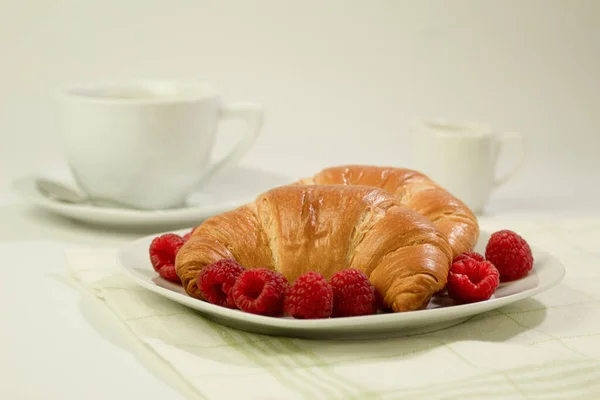 Breakfast Cup Coffee Fresh Croissants Ripe Berries White Wooden Background — Stock Photo, Image