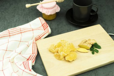 zencefil - üç çeşit taze baharat ve rustik masaya şekerlenmiş. sağlıklı beslenme, mide bulantısı mide soğuk algınlığı için ev çıkar yol.