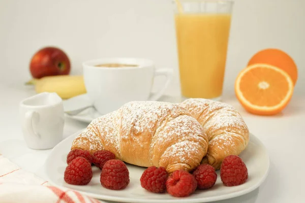 Croissants Verse Frambozen Verse Heerlijke Croissants Ontbijt Het Hotel Koffie — Stockfoto