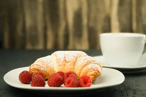 Croissanter Och Färska Hallon Färska Och Läckra Croissanter Frukost Hotellet — Stockfoto