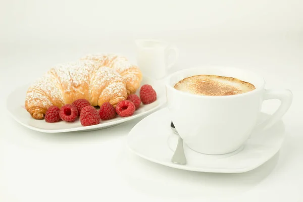 Witte Beker Verse Koffie Met Schuim Koffie Croissant Als Ontbijt — Stockfoto