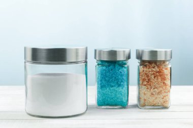 Bir şişe aromatik yağ ve aromatik spa tuzu. Temel yağlar ve deniz tuzu. Metin için arkaplanda boşluk var. Bitkiler üzerindeki doğal kozmetik ürünleri