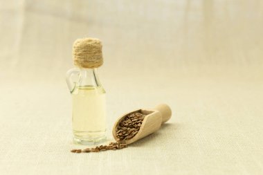 Keten tohumu ve keten tohumu yağı. Eski ahşap bir masanın üzerinde mutfak gereçleri ile keten tohumu yağı. Boşluğu kopyala.