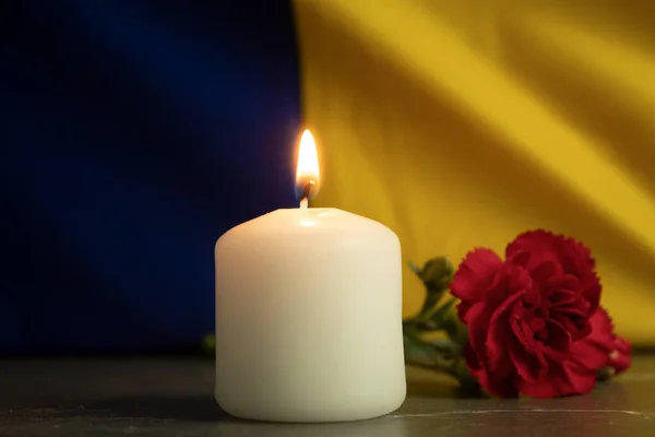 Одна Вогняна Свічка Тлі Національного Прапора України Тло Копіювальним Простором — стокове фото
