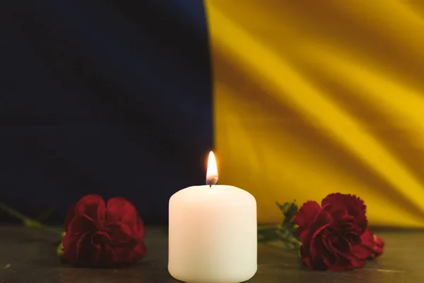 Одна Вогняна Свічка Тлі Національного Прапора України Тло Копіювальним Простором — стокове фото