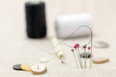 Terzi iğneleri, şablonlar desenleri düzeltmek için. Kopyalama alanı olan arkaplan