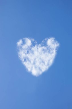 Bulutlar mavi gökyüzünde bir kalp şeklinde. Romantik gökyüzü ve mavi bir arka planda kalp şeklinde bulutlar.