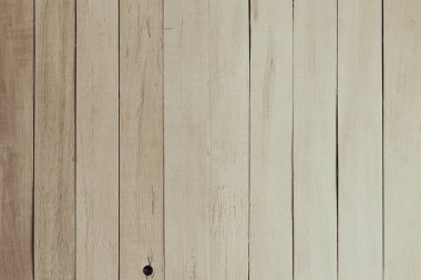 Tahtaların ahşap arka planı erimiş. Kırsal ahşap bir kalkanın yakın çekimi. Tahtalar yukarı ve aşağı.