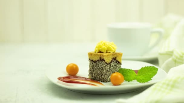 Ένα Νόστιμο Κομμάτι Κέικ Σφουγγάρι Λευκό Πιάτο Γλυκό Κέικ Παπαρούνας — Αρχείο Βίντεο