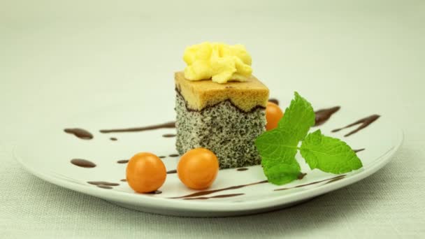 Delicious Sponge Cake Poppy Filling Piece Cake White Plate Decorated — Vídeo de stock