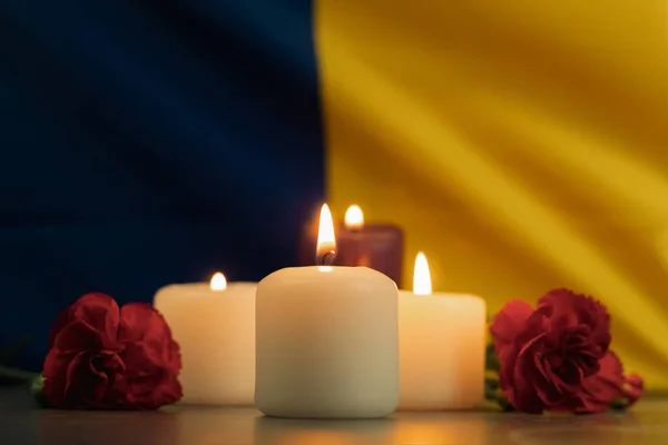 Група Палаючих Свічок Квітів Задньому Плані Національного Прапора України Тло — стокове фото