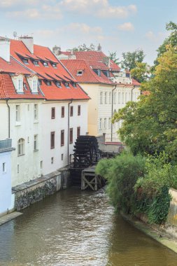 Antika bir kapı için su ahşap tekerleği. Şehir manzarası. Eski değirmen ve baraj