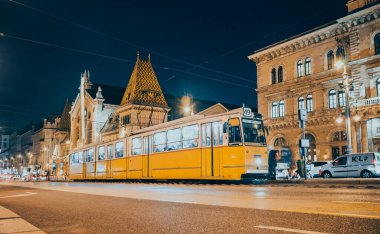 Budapeşte / Macaristan - 7 Aralık 2021: Merkezi Pazar Salonu yakınlarındaki eski sarı tramvay. Budapeşte 'ye toplu taşıma