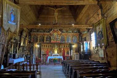 Powroznik, Polonya - 28 Ekim 2021: Polonya 'nın Powroznik kentindeki eski bir ahşap Katolik kilisesi. UNESCO Dünya Mirasları Listesine kazınmış Lemko kilise mimarisinin ünlü bir örneği.