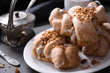 Lezzetli geleneksel Polonya kruvasanı - Saint Martin kruvasanı (Rogal Swietomarcinski) beyaz haşhaş tohumu, fındık ve bir fincan kahve.