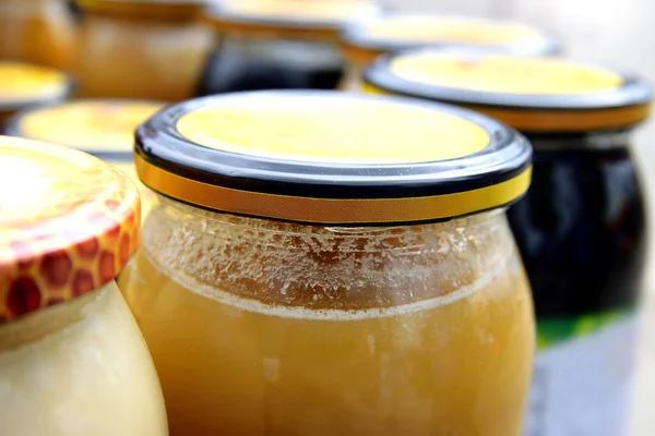 Κοντινό Πλάνο Του Jars Διάφορα Είδη Βιολογικού Μελιού Προς Πώληση — Φωτογραφία Αρχείου