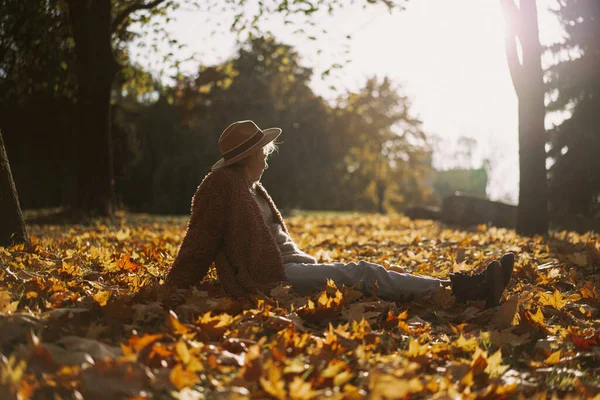 Jonge Mooie Vrouw Met Een Hoed Een Herfstpark Een Touwtje — Stockfoto