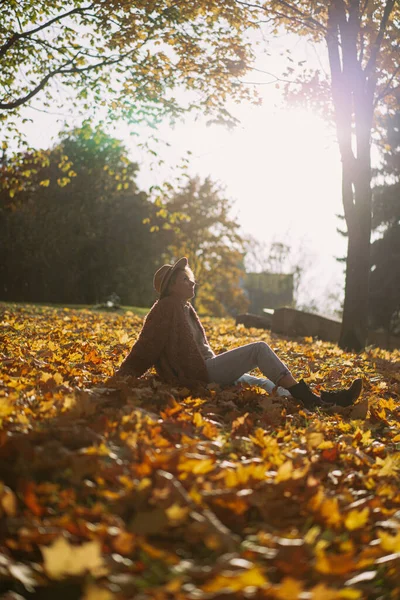Молодая Красивая Женщина Шляпе Осеннем Парке Мешок Апельсинами Женщина Бросает — стоковое фото