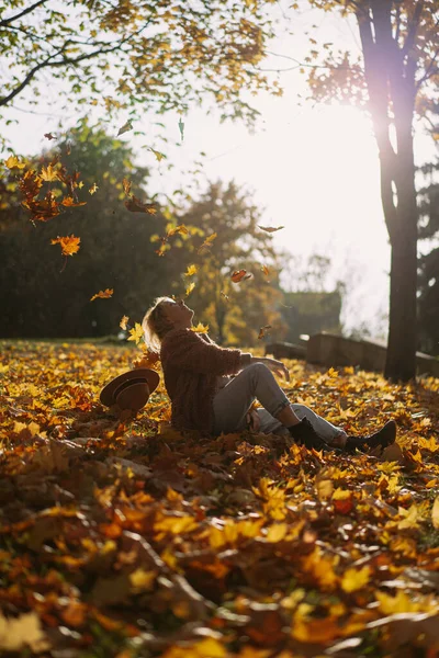 Młoda Piękna Kobieta Kapeluszu Jesiennym Parku Worek Sznurkowy Pomarańczami Kobieta — Zdjęcie stockowe