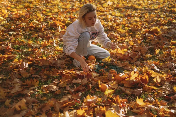 Młoda Piękna Kobieta Kapeluszu Jesiennym Parku Worek Sznurkowy Pomarańczami Kobieta — Zdjęcie stockowe