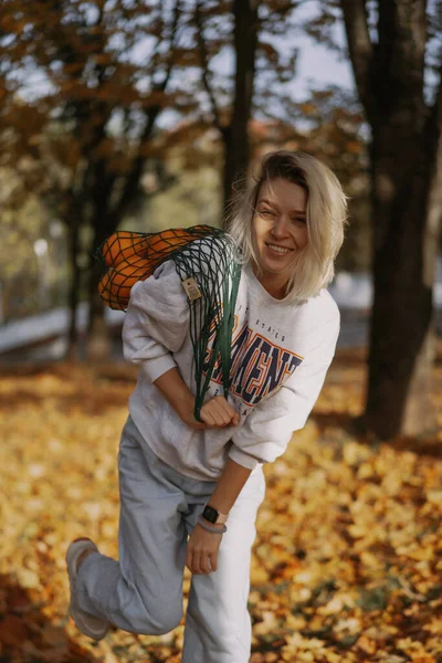 Jonge Mooie Vrouw Met Een Hoed Een Herfstpark Een Touwtje — Stockfoto