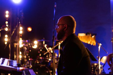 Adam bir müzisyen. Piyanist klavyeci sahne konserinde.