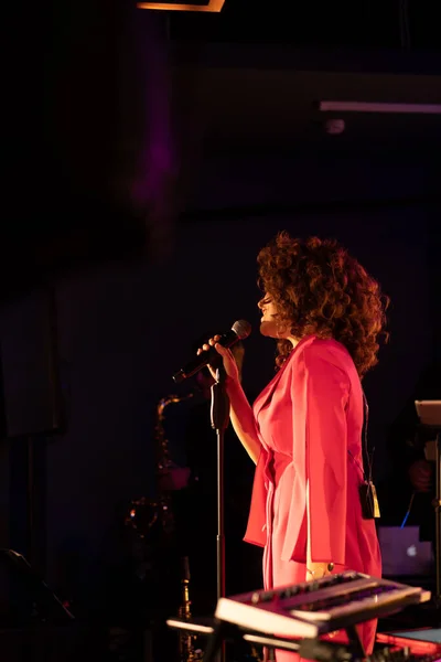 Mooie Heldere Charismatische Vrouw Zangeres Zingt Het Podium Een Concert — Stockfoto