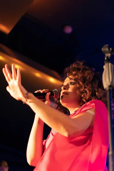 Mooie Heldere Charismatische Vrouw Zangeres Zingt Het Podium Een Concert — Stockfoto