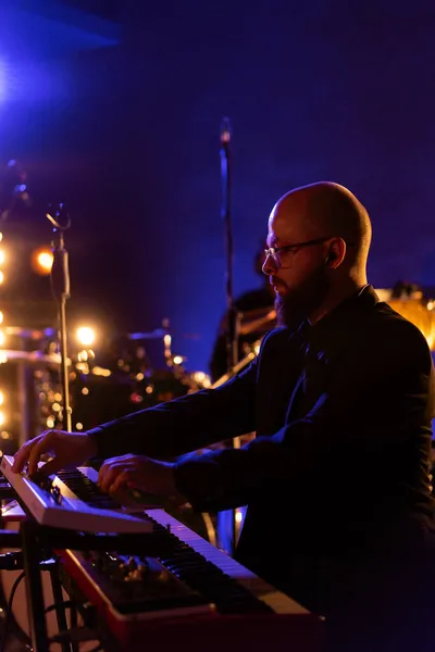 Man Musician Pianist Keyboardist Stage Concert — Stock Photo, Image