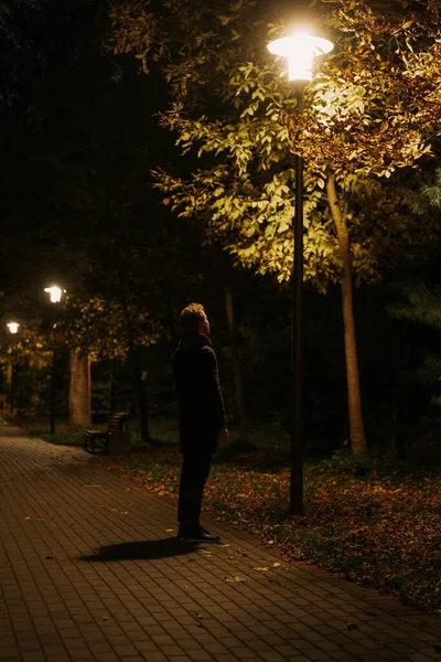 Homme Soirée Dans Parc Automne Regarde Une Lanterne Feu — Photo