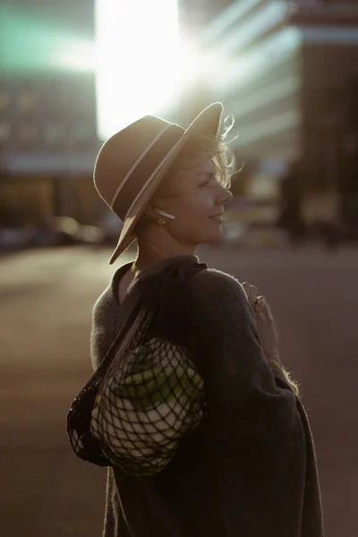 Mulher Meia Idade Bonita Chapéu Com Corte Cabelo Curto Centro — Fotografia de Stock