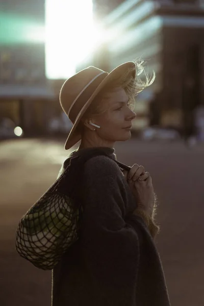Mulher Meia Idade Bonita Chapéu Com Corte Cabelo Curto Centro — Fotografia de Stock