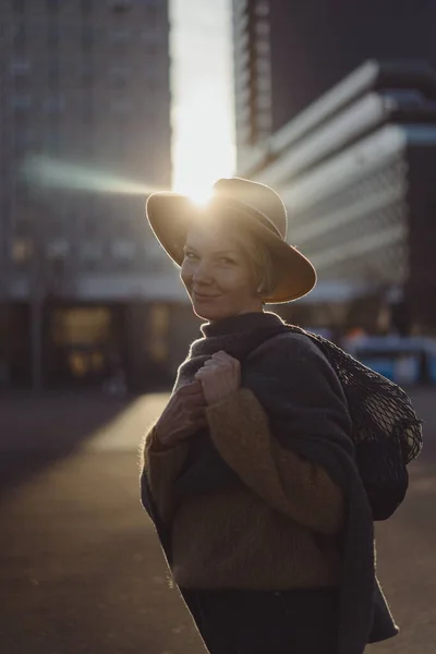 Mooie Vrouw Van Middelbare Leeftijd Met Een Hoed Met Een — Stockfoto