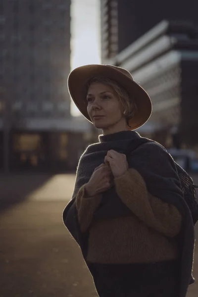 Mooie Vrouw Van Middelbare Leeftijd Met Een Hoed Met Een — Stockfoto