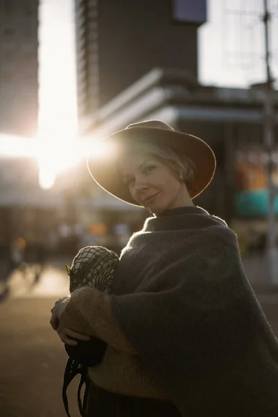 Mooie Vrouw Van Middelbare Leeftijd Met Een Hoed Met Een — Stockfoto