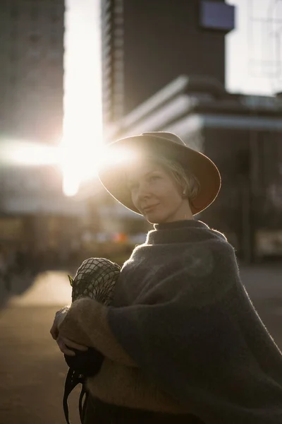 Красивая Женщина Средних Лет Шляпе Короткой Стрижкой Центре Большого Города — стоковое фото