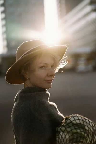 Mooie Vrouw Van Middelbare Leeftijd Met Een Hoed Met Een — Stockfoto