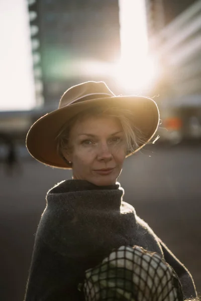 Mooie Vrouw Van Middelbare Leeftijd Met Een Hoed Met Een — Stockfoto